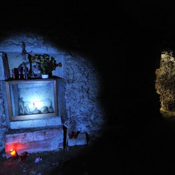 Romana, santuario rupestre di San Lussorio. Nicchia con ossa umane nel retro dell'altare. (foto Ivo Piras)