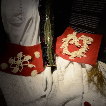 Costume tradizionale di Monteleone Rocca Doria e pani tradizionali (foto Angelo Marras)