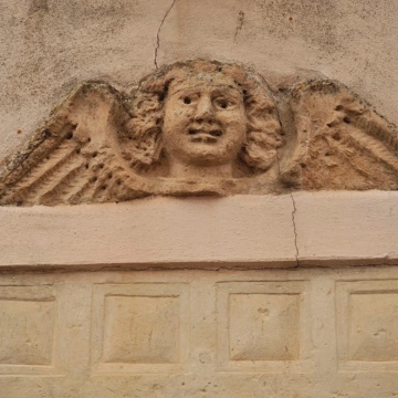 Villanova Monteleone, chiesa del Rosario. Particolare dell'angelo nella facciata. (foto Ivo Piras)