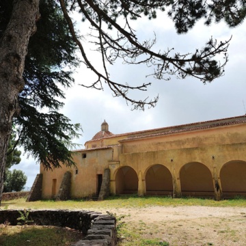 Villanova Monteleone, santuario di Interrios. Portico addossato al fianco sinistro della chiesa. (foto Ivo Piras)